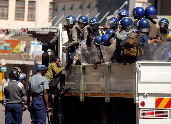 الشرطة تطلق الغاز المسيل للدموع على متظاهرين ضد حكومة زيمبابوى (5)