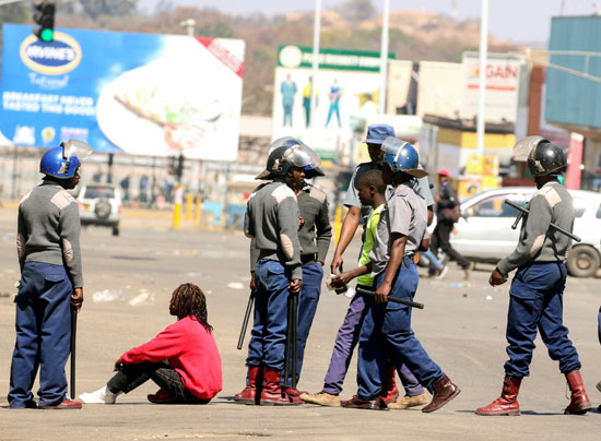 الشرطة تطلق الغاز المسيل للدموع على متظاهرين ضد حكومة زيمبابوى (3)