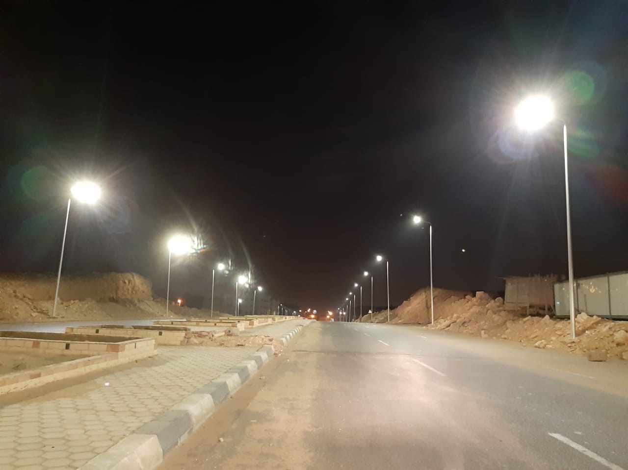 تركيب 370 كشاف إنارة ليد بمحور الحرية بمدينة الشروق (1)