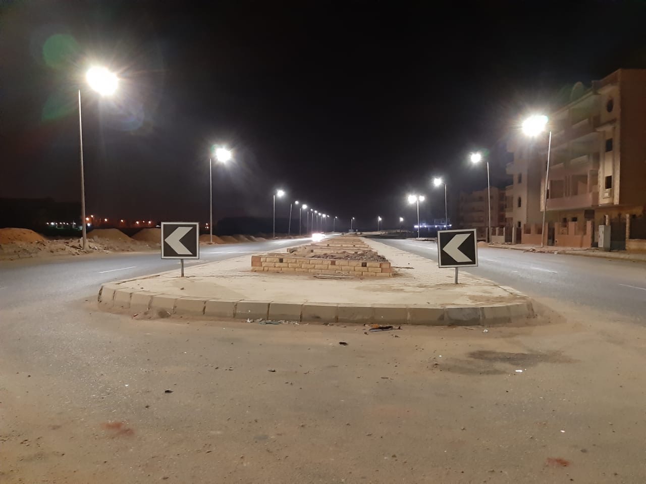 تركيب 370 كشاف إنارة ليد بمحور الحرية بمدينة الشروق (5)