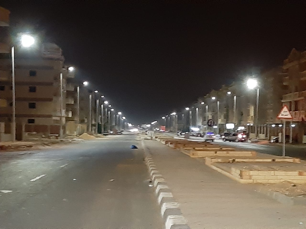 تركيب 370 كشاف إنارة ليد بمحور الحرية بمدينة الشروق (2)