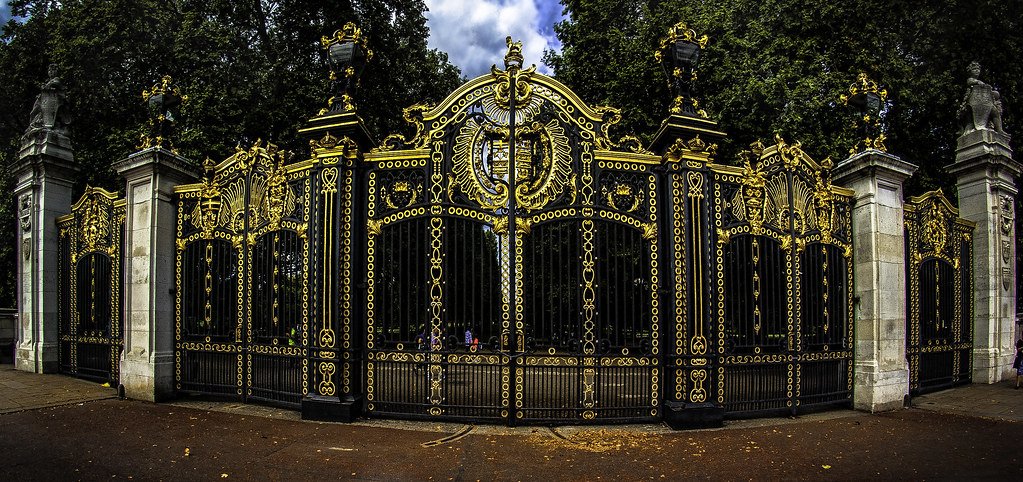 بوابات القصر بوابات القصر