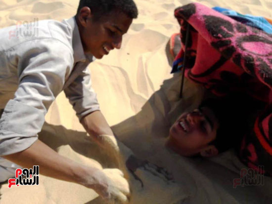 صاحب مركز علاج يدفن جسد شاب فى الرمال