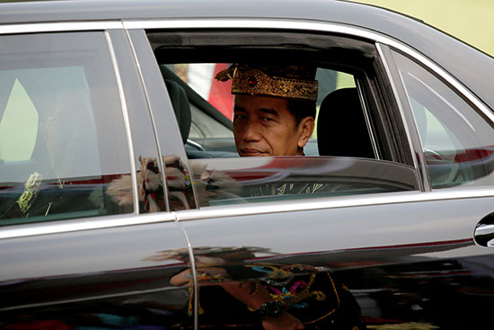 الرئيس الإندونيسى لدى وصوله إلى مقر الاحتفال