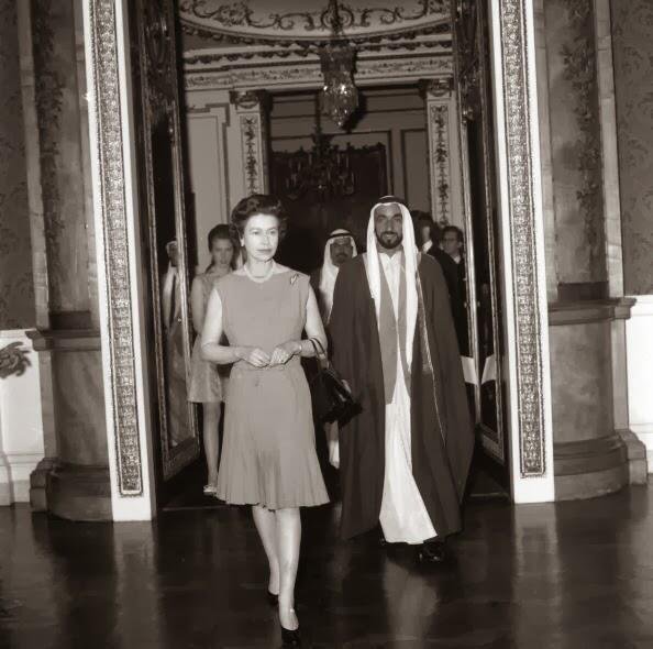 الشيخ زايد وملكة بريطانيا فى قصر باكنجهام الشيخ زايد وملكة بريطانيا فى قصر باكنجهام