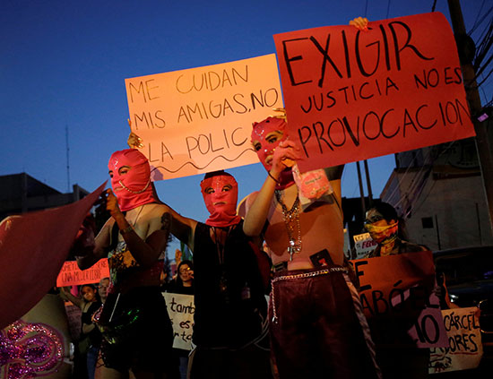 لافتات مناهضة للشرطة بالمكسيك