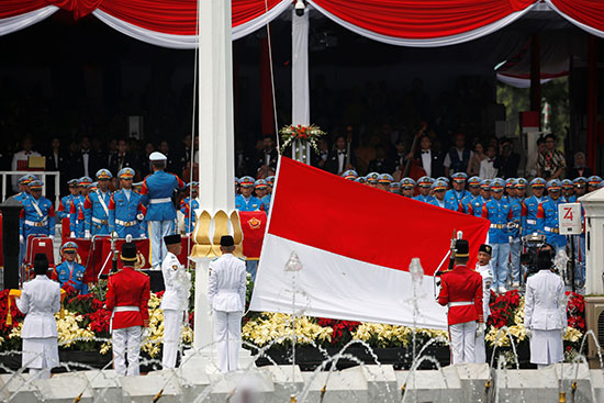 علم إندونيسيا يتوسط المشهد