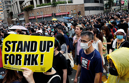 لافتة تدعو للوقوف احتراما لحراك هونج كونج