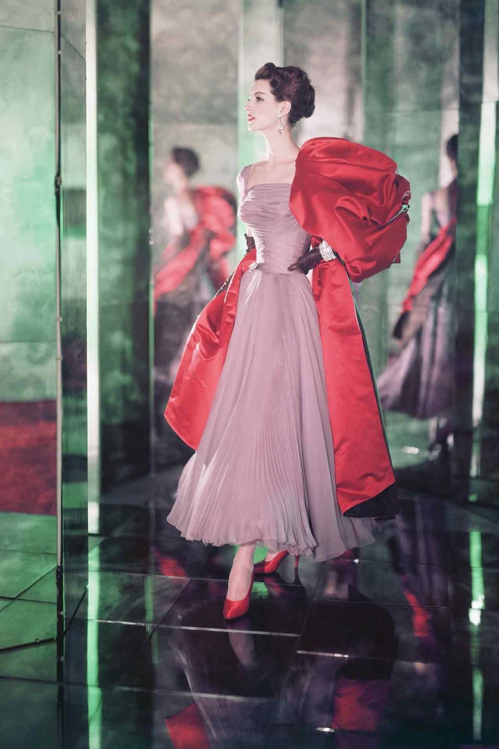 عارضة أزياء ترتدى حذاء أحمر من الساتان عام 1956
