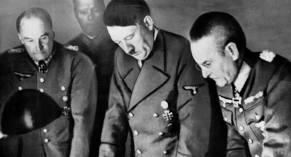 هتلر وسط قيادات جيشه