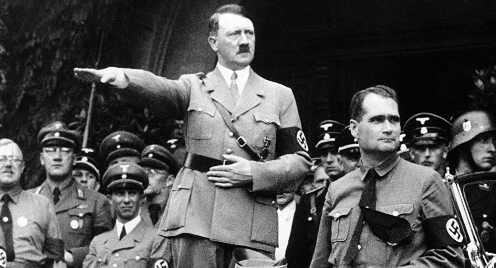 هتلر وهو يقدم التحية النازية لجنوده