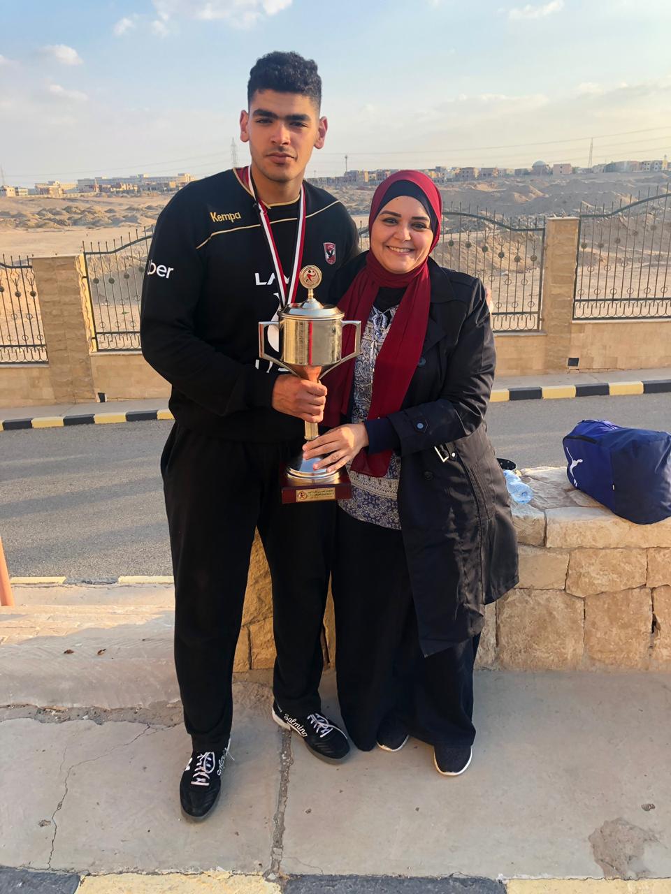 اللاعب عبد الرحمن حميد ووالدته