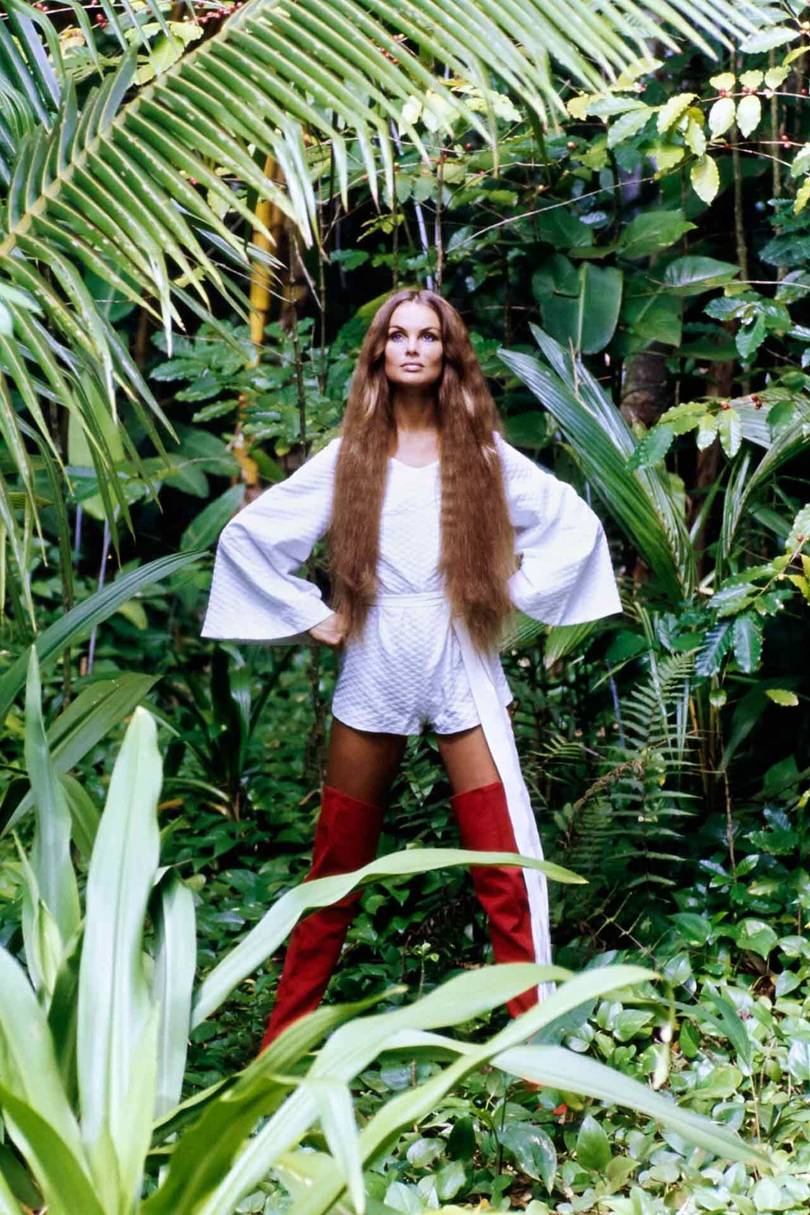 عارضة الأزياء جان شريمبتون ترتدي بوط يصل إلى الفخذ باللون الأحمر مصمم من قبل هربرت ليفين عام 1970