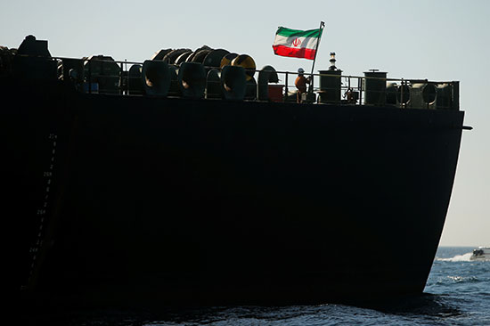 العلم الإيرانى يرفرف فوق الناقلة بعد ابحارها
