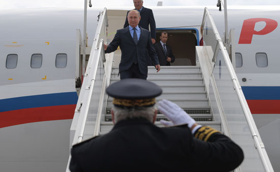 الرئيس-بوتين-ينزل-من-الطائرة-الرئاسة-على-ارض-فرنسا
