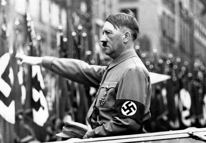 ادولف هتلر يؤدى التحية النازية
