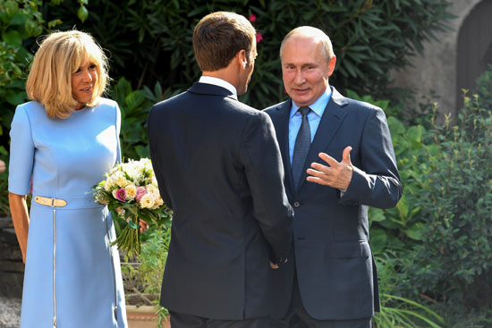 الرئيس-الفرنسى-وزوجته-يستقبلان-الرئيس-بوتين