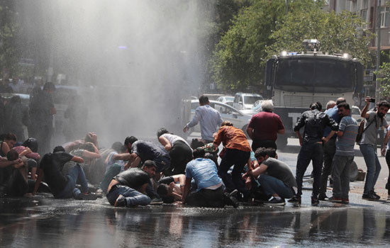 الشرطة التركية تفرق المحتجون