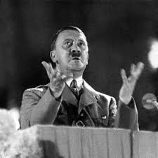أدولف هتلر خلال أحد خطاباته