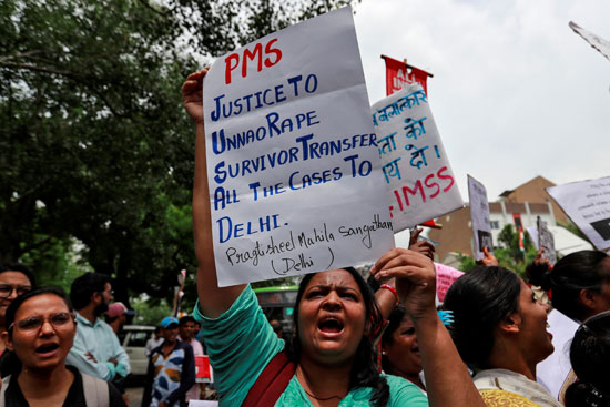 مظاهرات فى الهند بعد مقتل واغتصاب فتاة 19 عاما على يد نائب بالحزب الحاكم  (1)