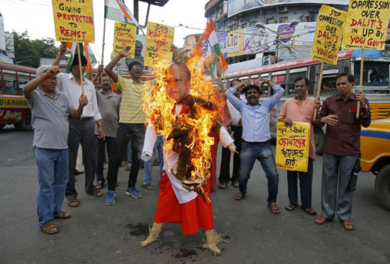 مظاهرات فى الهند بعد مقتل واغتصاب فتاة 19 عاما على يد نائب بالحزب الحاكم  (8)