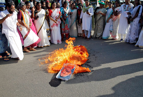 مظاهرات فى الهند بعد مقتل واغتصاب فتاة 19 عاما على يد نائب بالحزب الحاكم  (6)