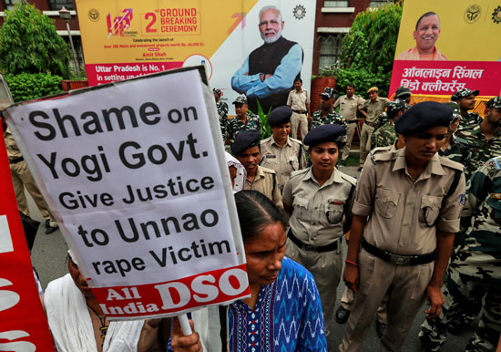 مظاهرات فى الهند بعد مقتل واغتصاب فتاة 19 عاما على يد نائب بالحزب الحاكم  (3)