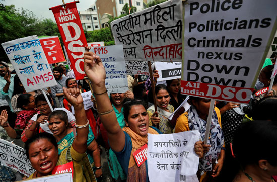 مظاهرات فى الهند بعد مقتل واغتصاب فتاة 19 عاما على يد نائب بالحزب الحاكم  (2)