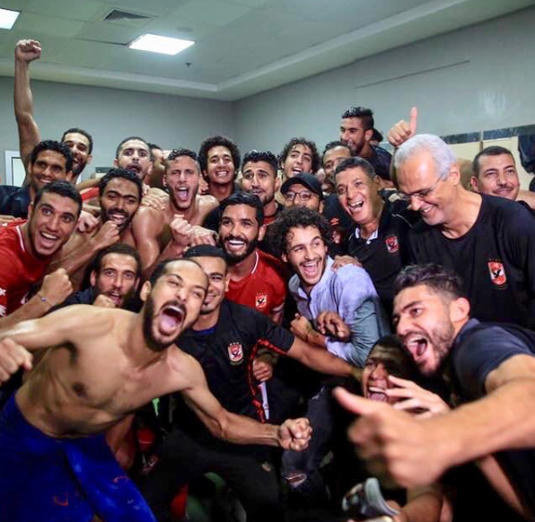 محمد نجيب يحتفل مع لاعبي الاهلي بالدوري رقم 41