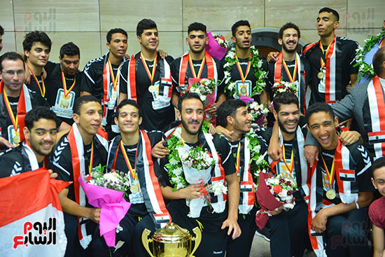 استقبال فريق كرة اليد الناشئين في مطار القاهرة (5)