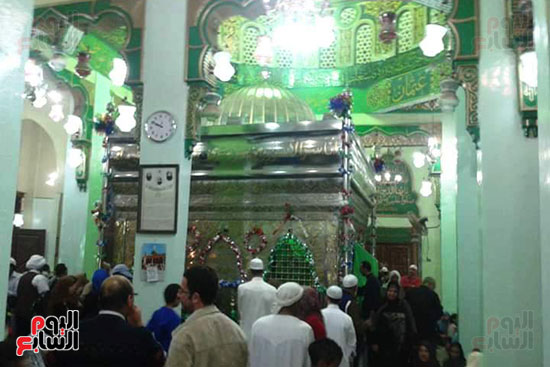 صور.. رحلة صاحب ضريح أبو الإخلاص الزرقانى من الخلوة إلى ساحة الأولياء بأبو العباس بالإسكندرية.. جاء من الغربية إلى عروس البحر ليعيش ويموت فى غيط العنب.. ونقل ضريحه مرتين لتطوير المسجد والمقام