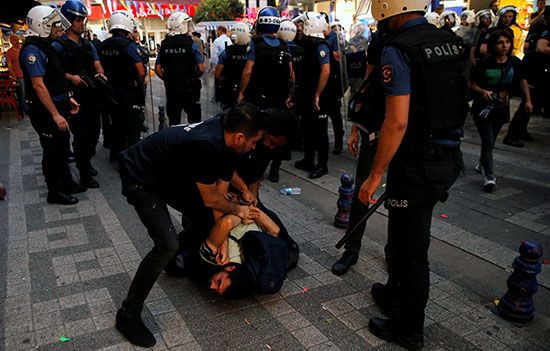 الشرطة التركية تعتقل متظاهرون يحتجون على الإطاحة بثلاثة رؤساء بلديات أكراد