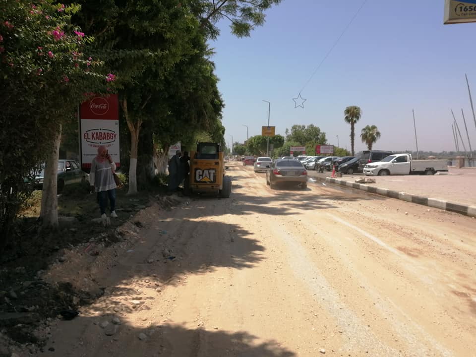 مدينة الأقصر تنطلق في أعمال رمي التربة الزلطية بالمرحلة الثالثة من تجديد وتطوير كورنيش النيل (7)