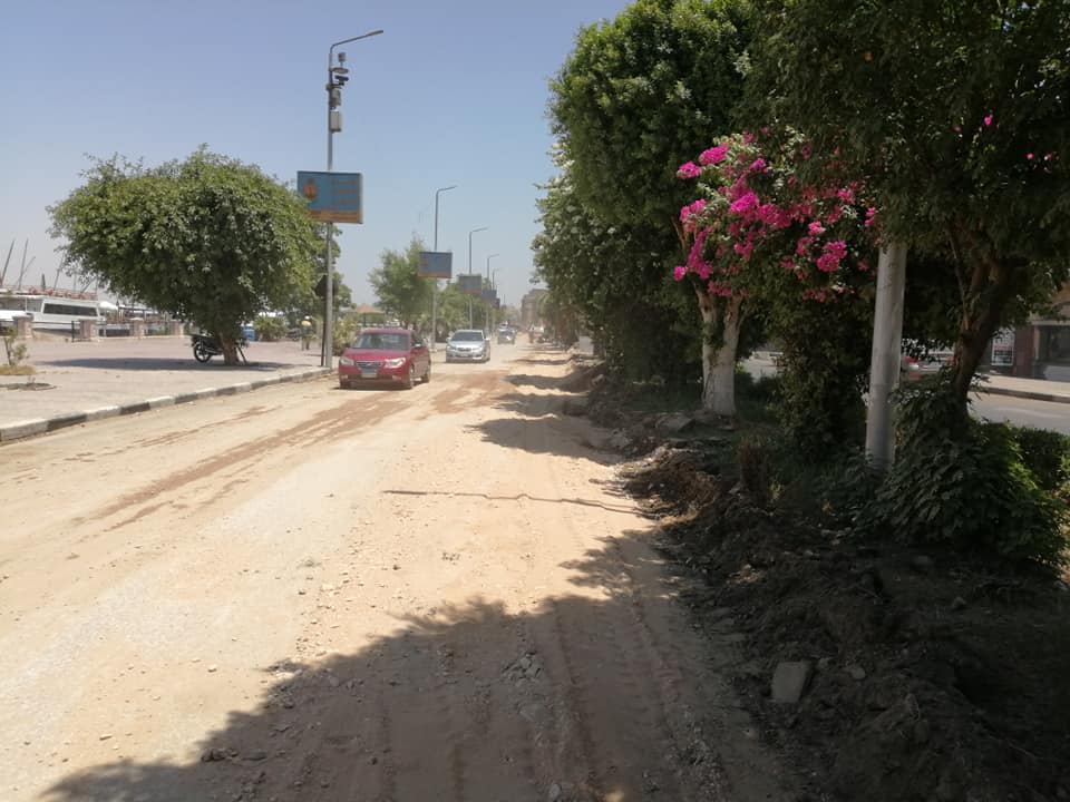 مدينة الأقصر تنطلق في أعمال رمي التربة الزلطية بالمرحلة الثالثة من تجديد وتطوير كورنيش النيل (8)