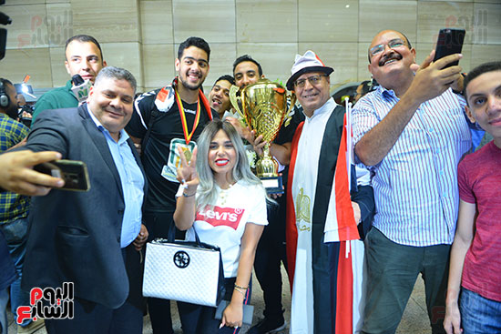 استقبال فريق كرة اليد الناشئين في مطار القاهرة (6)