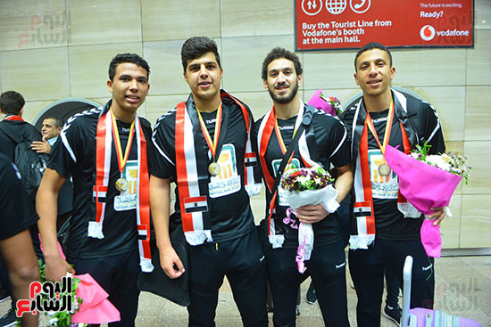 استقبال فريق كرة اليد الناشئين في مطار القاهرة (9)