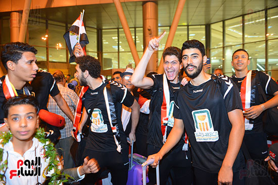 استقبال فريق كرة اليد الناشئين في مطار القاهرة (13)