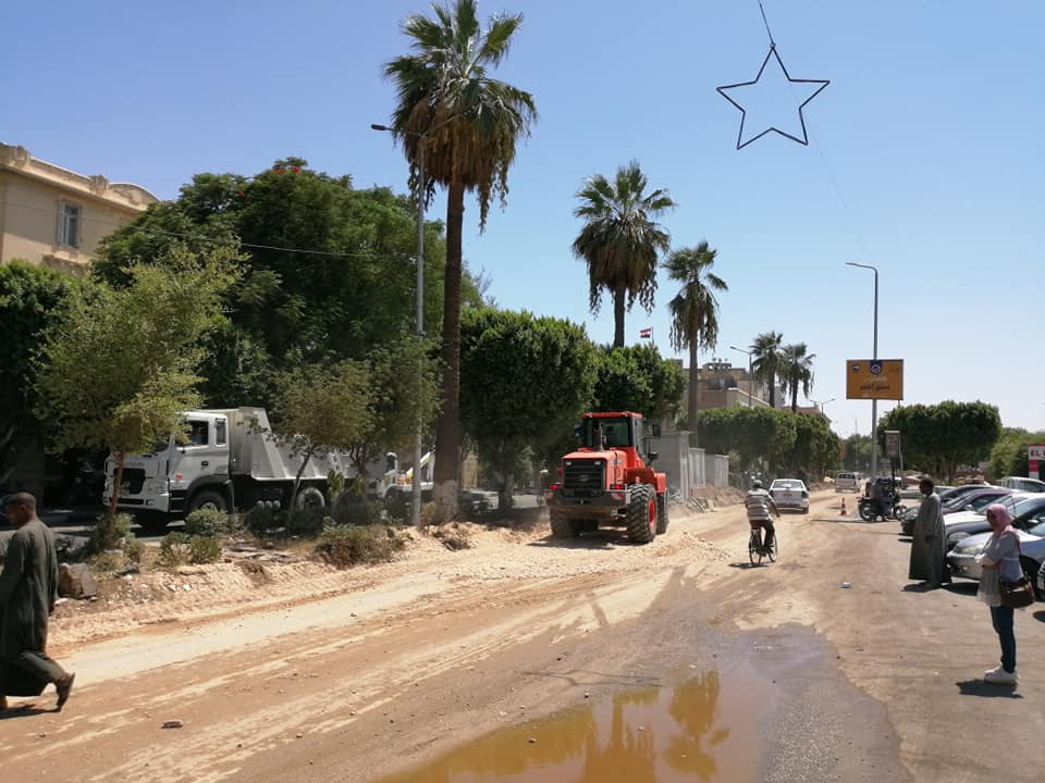 مدينة الأقصر تنطلق في أعمال رمي التربة الزلطية بالمرحلة الثالثة من تجديد وتطوير كورنيش النيل (9)