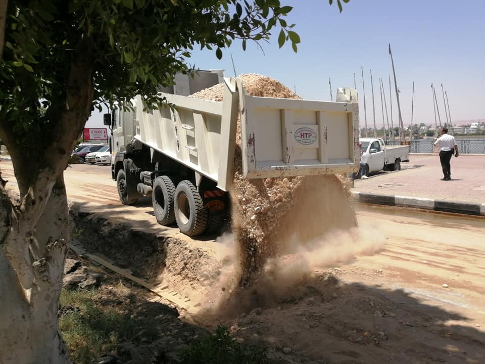 مدينة الأقصر تنطلق في أعمال رمي التربة الزلطية بالمرحلة الثالثة من تجديد وتطوير كورنيش النيل (1)