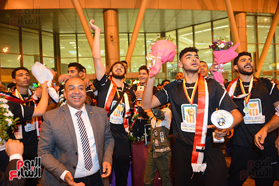 استقبال فريق كرة اليد الناشئين في مطار القاهرة (12)