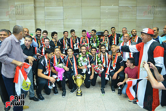استقبال فريق كرة اليد الناشئين في مطار القاهرة (4)