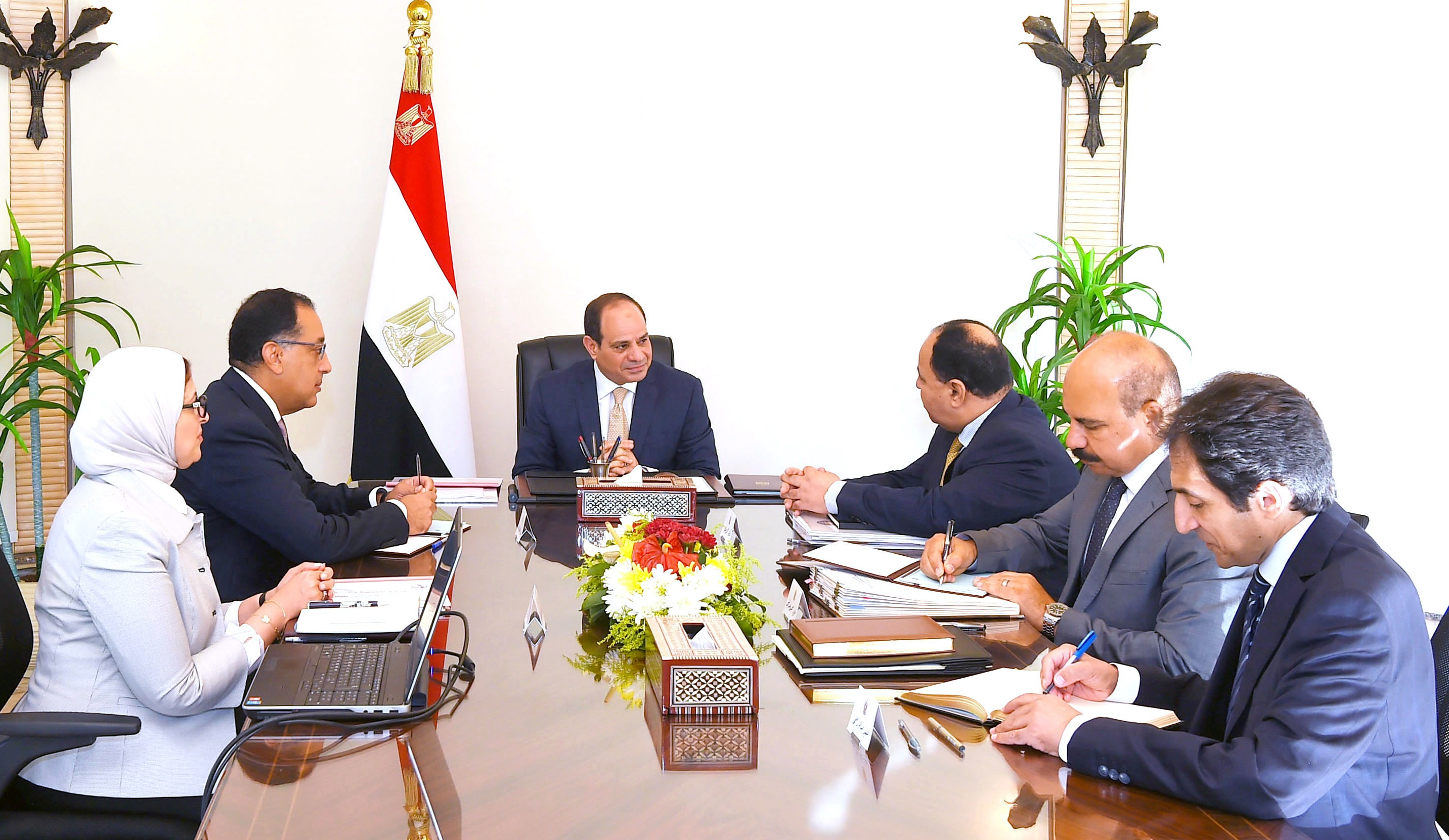 السيد الرئيس يعقد اجتماعاً مع السيد رئيس الوزراء ووزيري المالية والصحة (3)