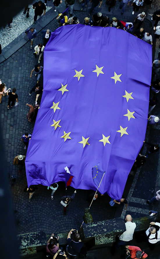 المتظاهرون يحملون علم الاتحاد الاوربى