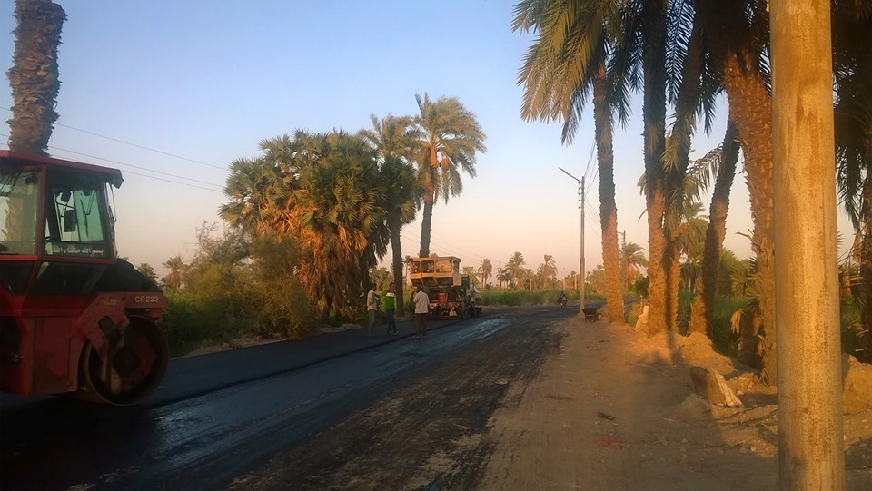 بدء أعمال رصف طريق الرحمة بمسافة 3 كيلو متر بمدينة إسنا (5)
