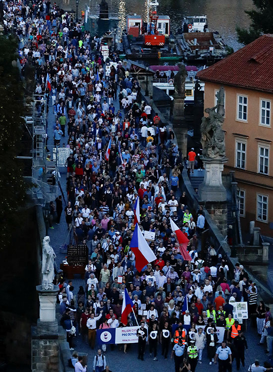 مواطنون من التشيك ينظمون مظاهره احتجاجيه