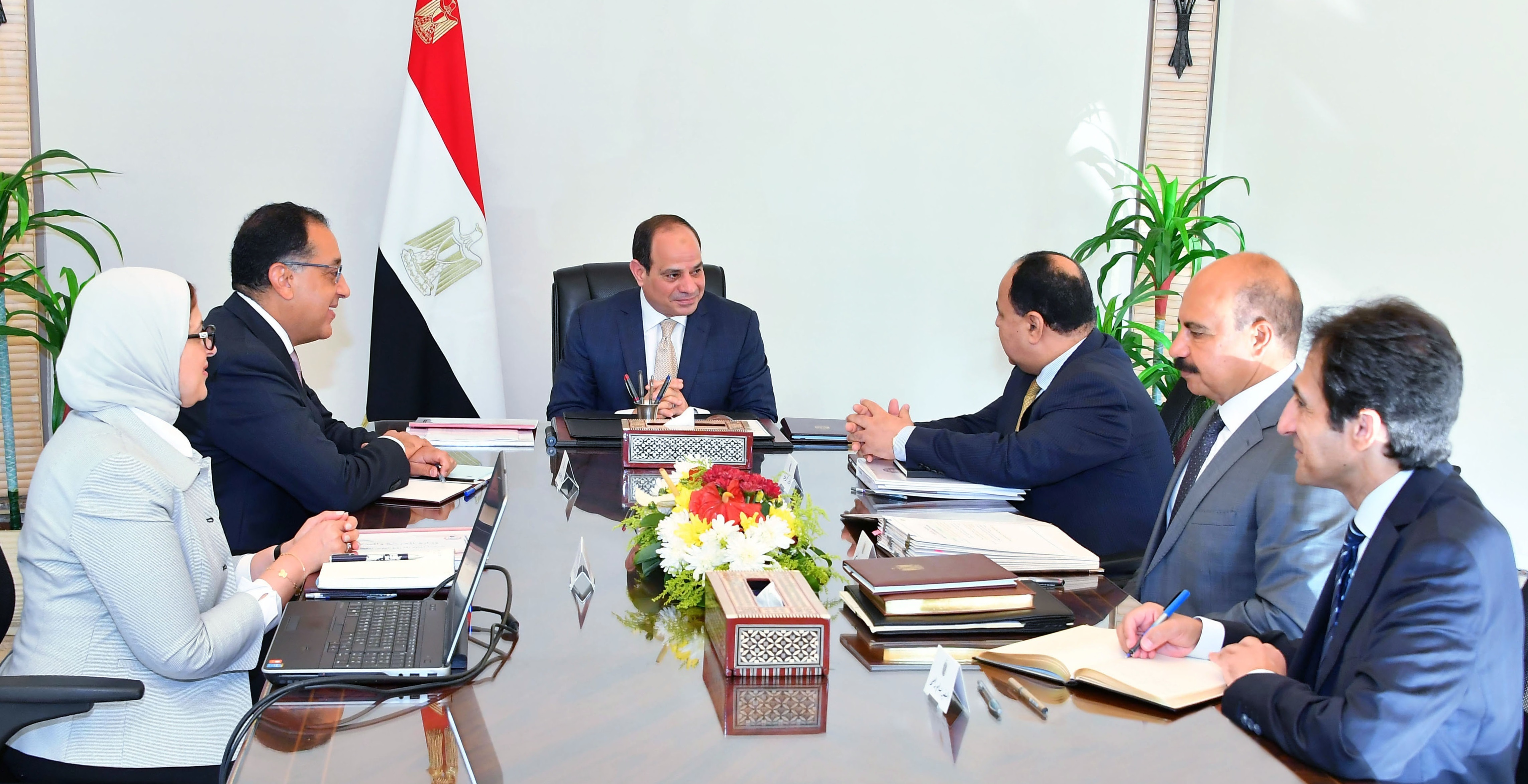 السيد الرئيس يعقد اجتماعاً مع السيد رئيس الوزراء ووزيري المالية والصحة (4)
