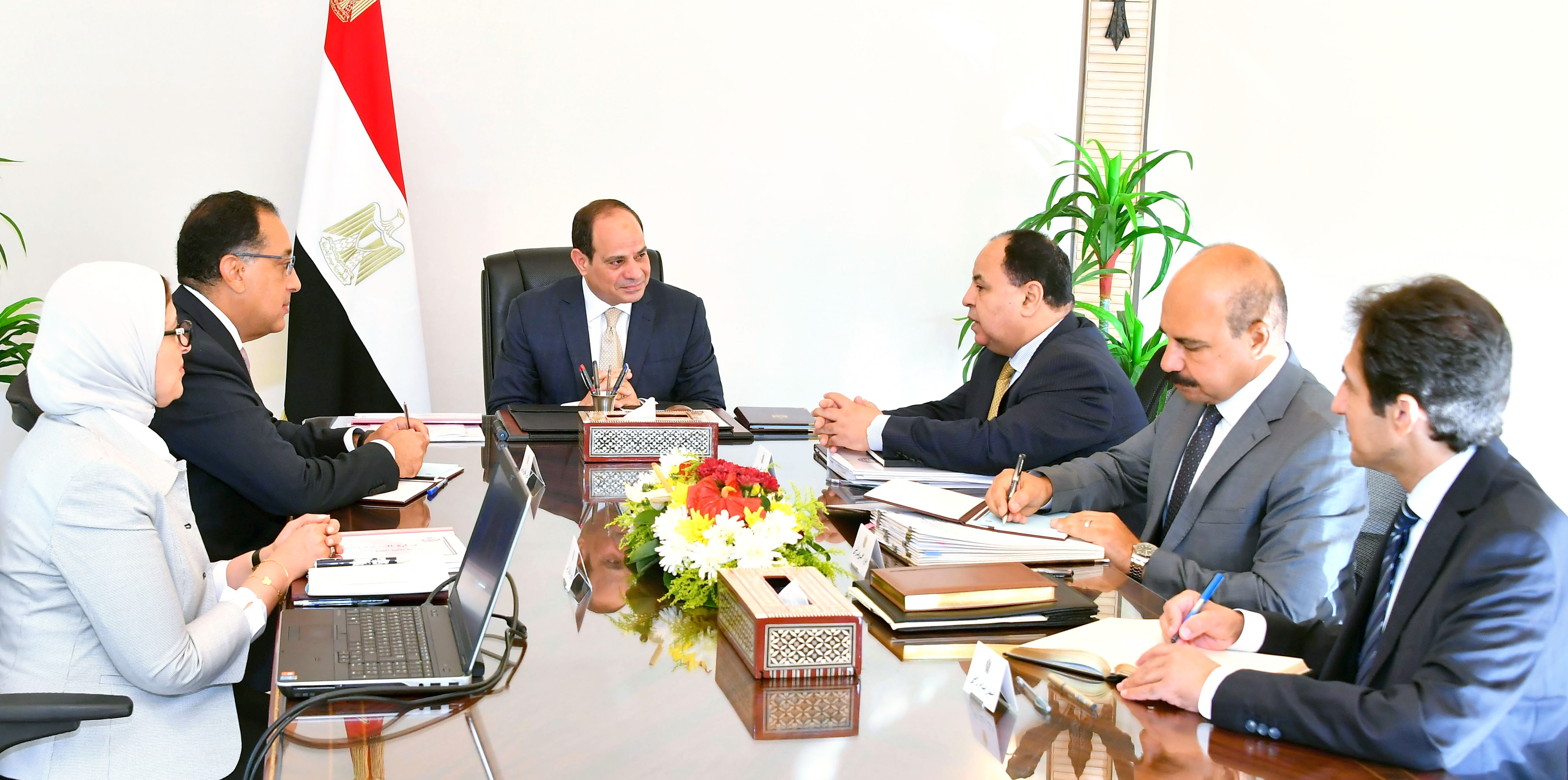 السيد الرئيس يعقد اجتماعاً مع السيد رئيس الوزراء ووزيري المالية والصحة (2)