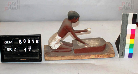مجموعة من التماثيل المصنوعة من الخشب الملون  (2)
