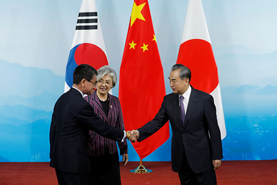 وزير خارجية اليابان يصافح نظيره الصينى