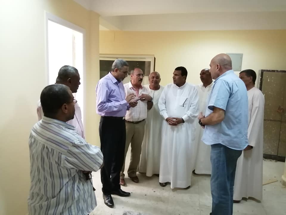 رئيس مدينة الطود يناقش مع مدير الشهر العقاري بالأقصر إنشاء فرع بالمدينة لخدمة المواطنين (2)